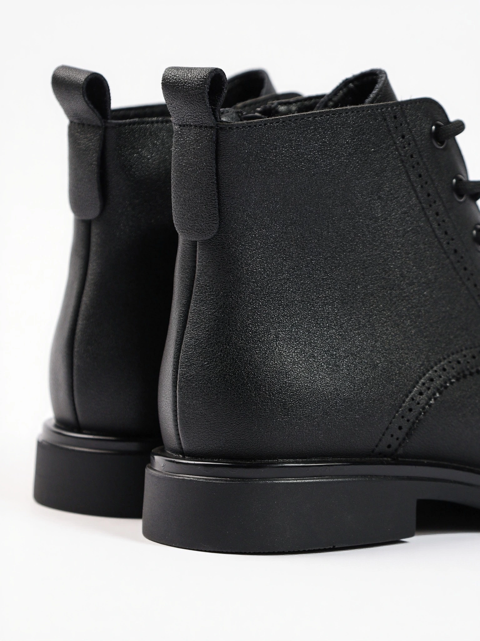 Ботинки-дерби черного цвета с декоративной перфорацией из натуральной кожи